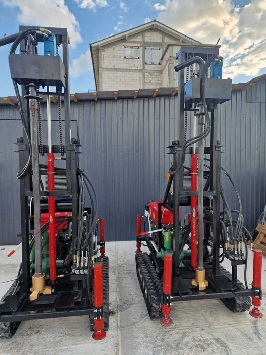 Vând mașină de foraj hidraulică cu accesorii complete,100 m de prajina