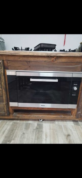 Професионална фурна с 5 газови котлона Miele
