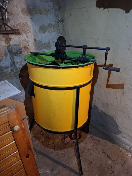 Ръчна центрофуга за мед и два използвани големи кошера