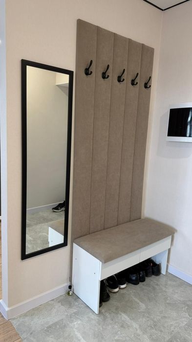 Вешалка новая и зеркало