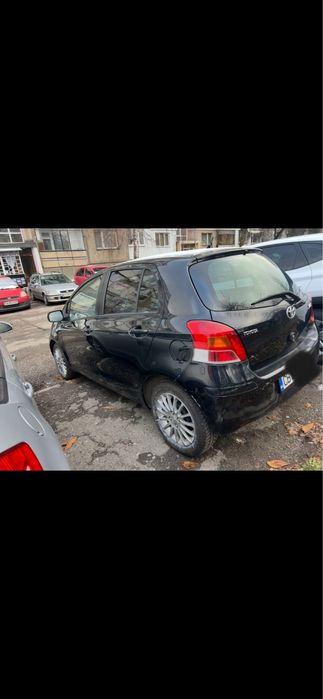 Продавам Тойота Ярис