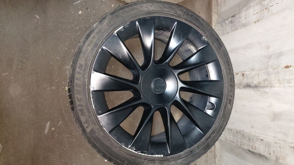 Шины с дисками на авто Тесла