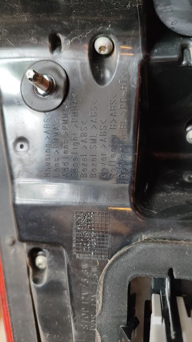 Ford S-Max Заден десен стоп (РАБОТЕЩ, ПУКНАТ, липсва малко парче)