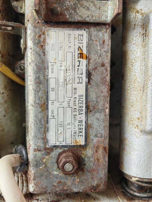 Продавам професионална кухненска машина за рязане