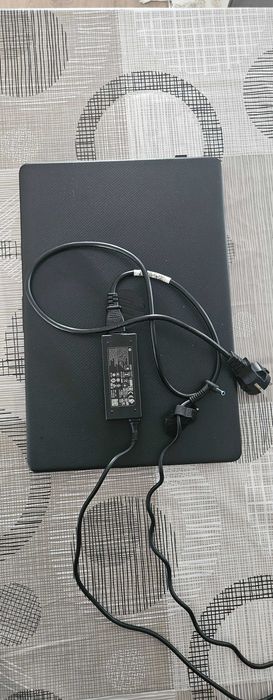 Продавам много запазен лаптоп HP, работи отлично, с оригинално зарядно.
