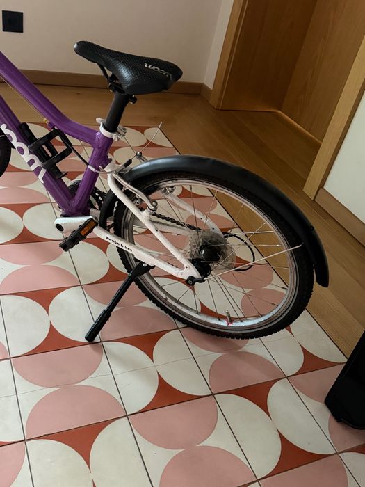 Woom 4 – bicicletă copii 6–8 ani, 20”, foarte ușoară, cu accesorii