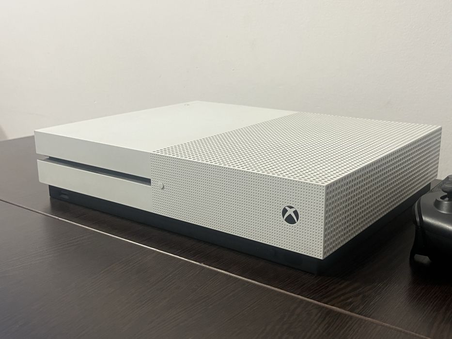 Xbox One S + джойстик + проектор