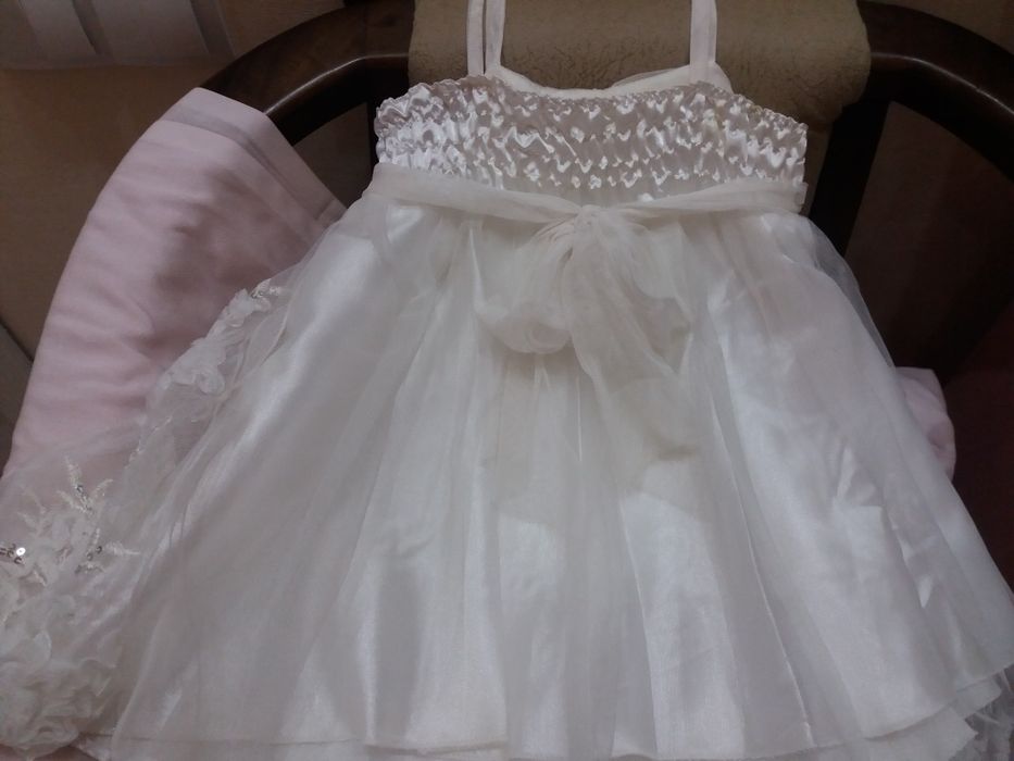 платье на девочку 1-1,5 года Турецкое. Белое пышное и желтое бархатное