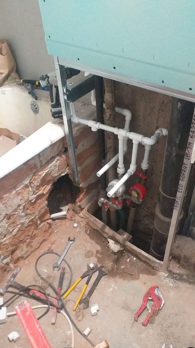 Executam instalații sanitare și electrice si placări scării gresie mar
