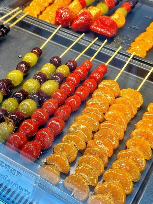 Фрукты в шоколаде и клубника