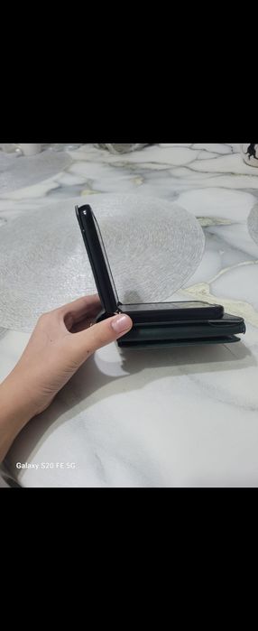 Продам телефон самсунг флип 5