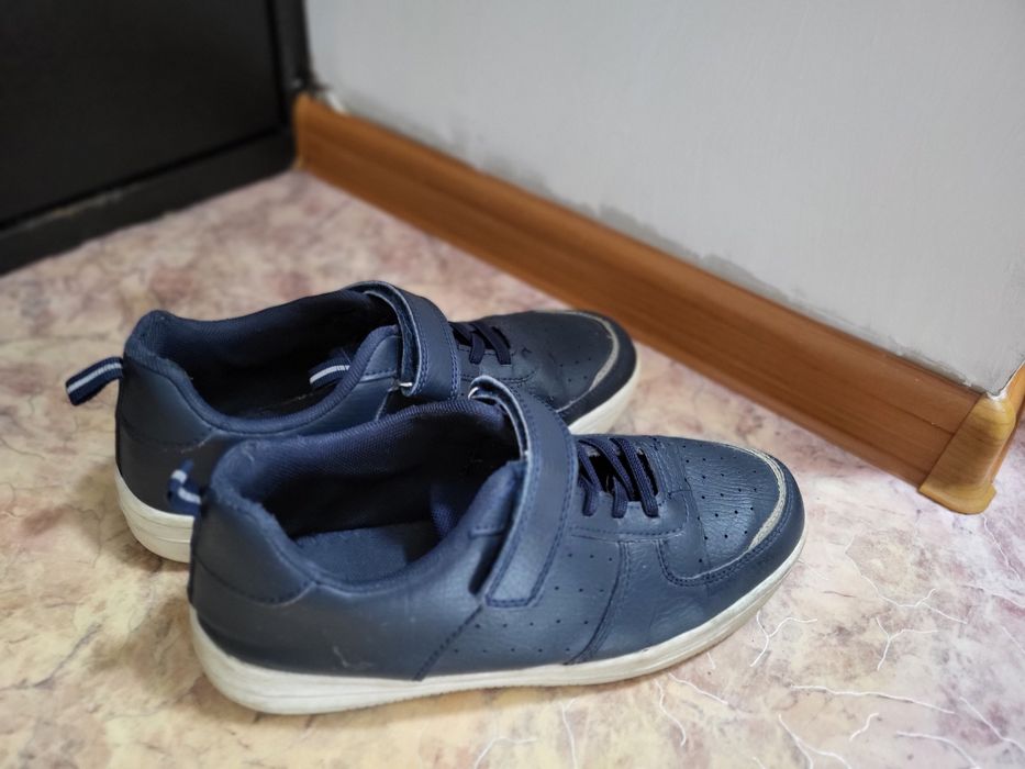 Продам синие школьные кеды для мальчиков