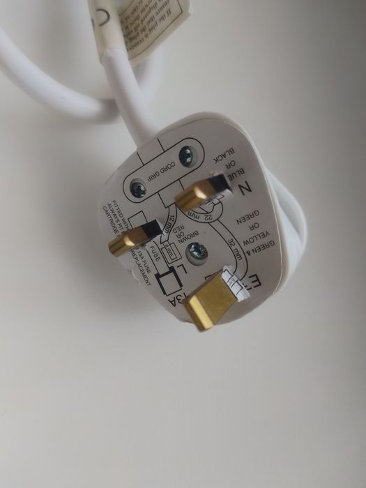 Удлин-итель для британских вило-к на 4 розет-ки.