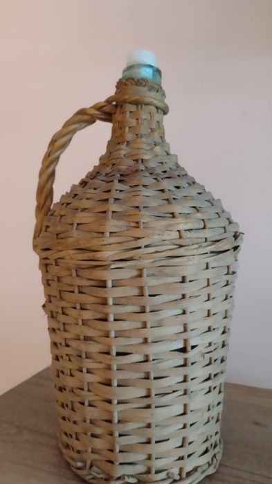 Плетена дамаджана