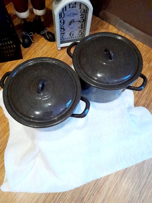 Две емайлирани тенджери, две нови кухненски дьски орех