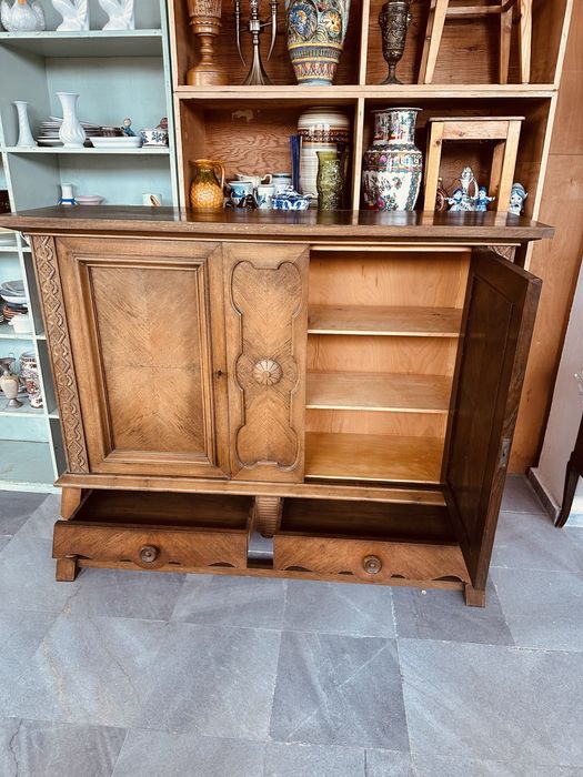 Антикварен дъбов шкаф / буфет с резба и фурнир