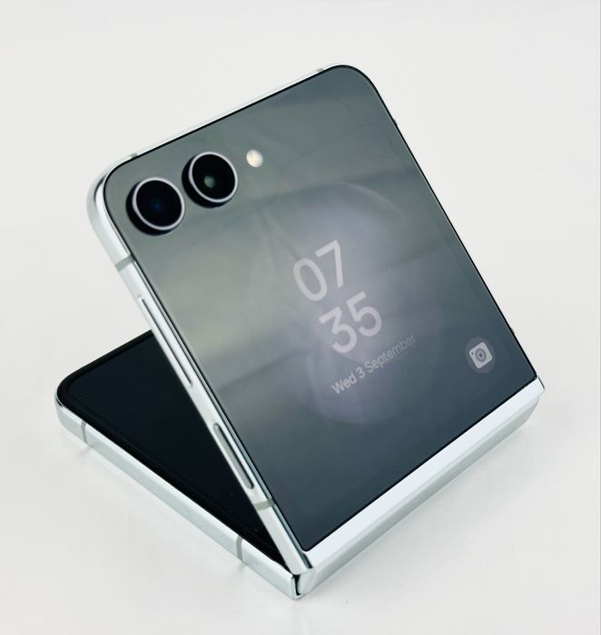 Samsung Galaxy Z Flip 5 256GB 8RAM Graphite Отличен!
