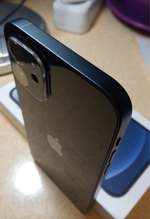 iPhone 12 в идеальном состоянии