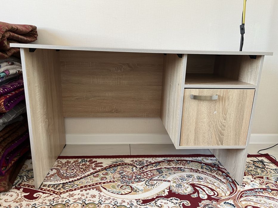 Рабочий компьютерный стол