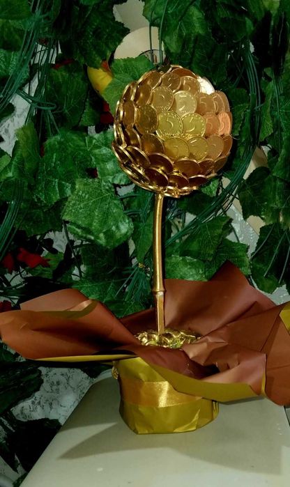 Декоративно златно парично дръвче от монети .Луксозно и стилно