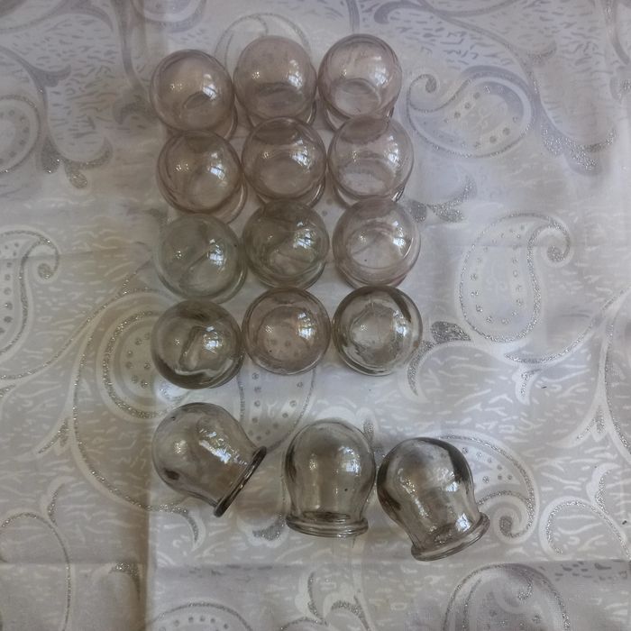 Продаются медицинские баночки , градусники