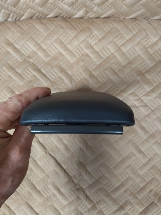 Подлокотник на Ауди а6с5