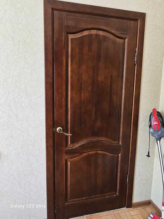 Стол стулья двери