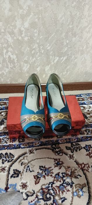 Oyoq kiyimlar sotiladi