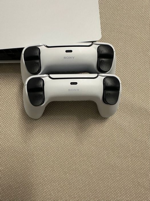 PlayStation 5 Disc Edition + 2 controllere