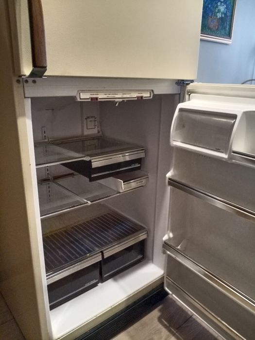 Продам  вместительный холодильник в рабочем состоянии.