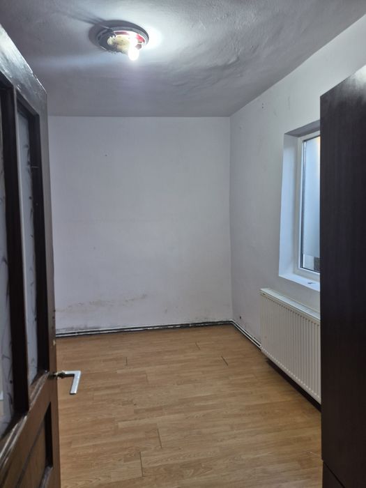 Vand casa la curte Laminorului