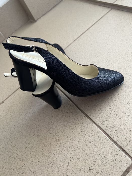 Pantofi cu toc, din piere