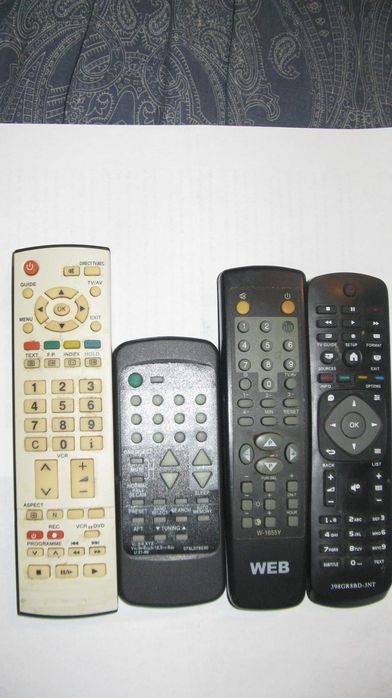 Vand  patru  telecomenzi