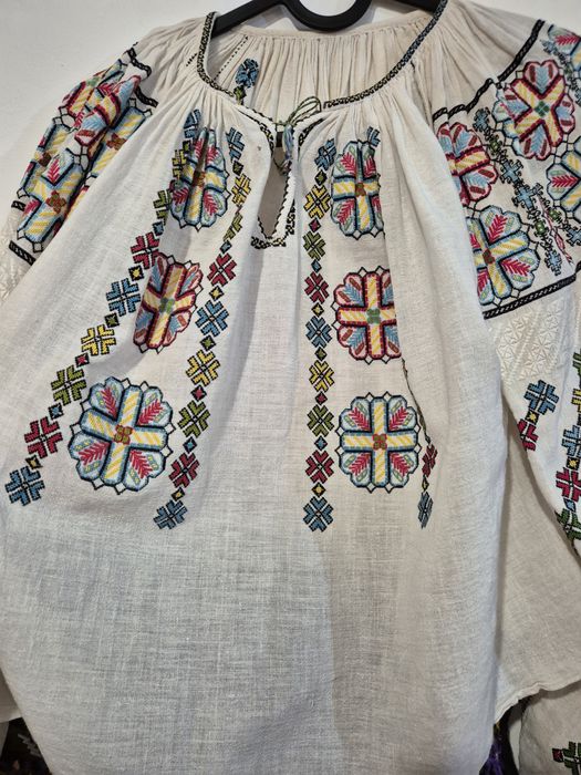 Costum popular traditional