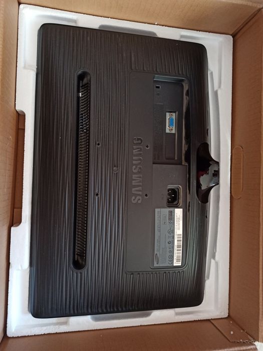 лед монитор отличного качества Samsung,всё шнуры присутствуют
З