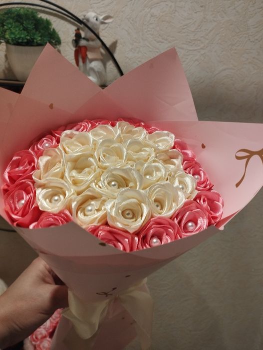 Уникален букет с бейби рози от сатенена панделка