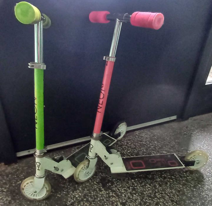 Детска тротинетка със светещи колела Moni Neon