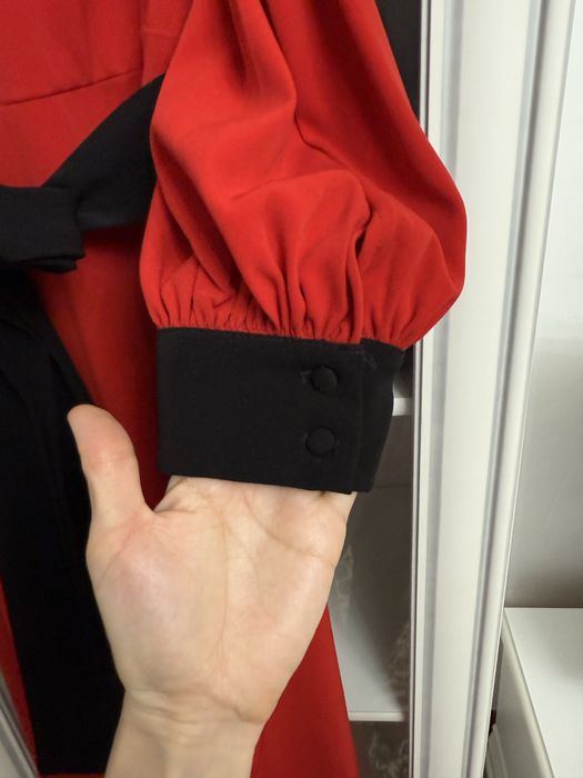 Платье вечернее красное с черным поясом