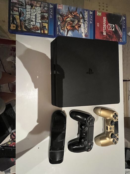 ps 4 с четири игри и три контролера