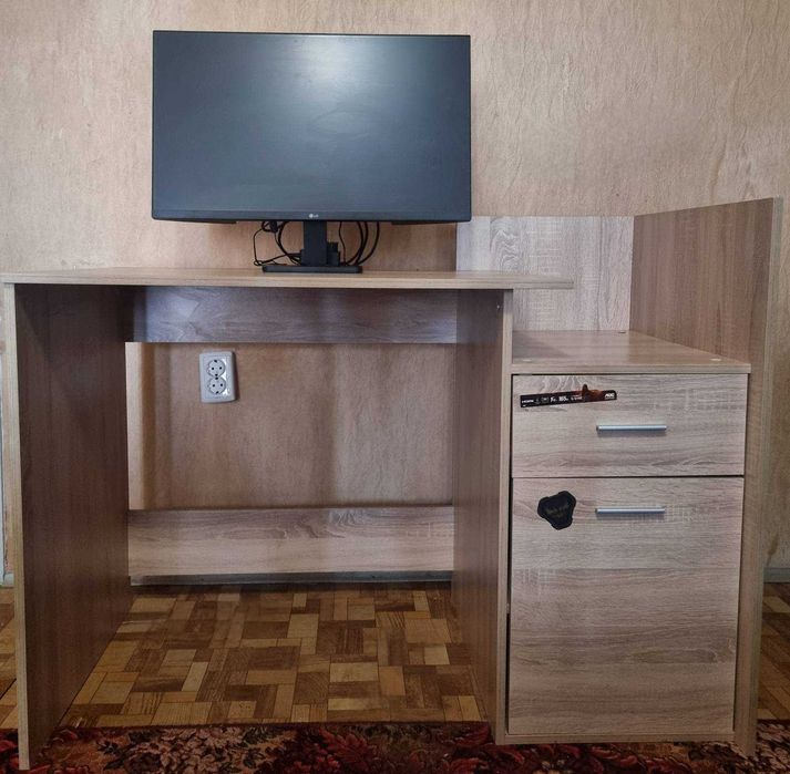Геймърски монитор, бюро , геймърски стол