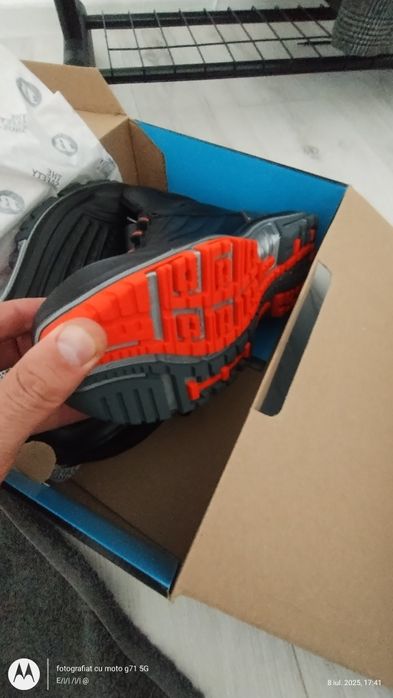 2 x Bocanci Vector noi in cutie -  43 - OFERTĂ DE SĂRBĂTORI