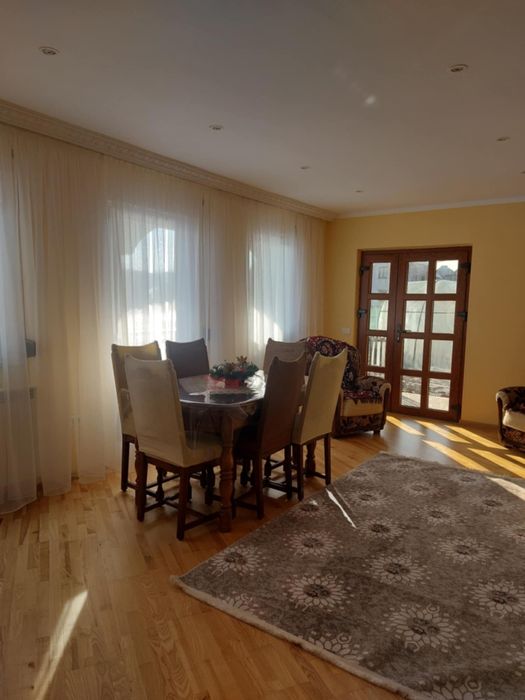 Casa cu 4 camere si 2 saloane in Marginea de inchiriat