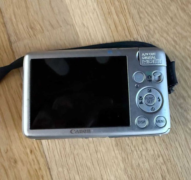 Canon IXUS 130 ултра компактен цифров фотоапарат, дигитална камера в сребърен цвят, отлично състояние, пълен комплект, работи перфектно!