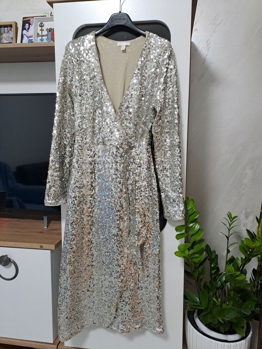 Елегантна рокля с пайети