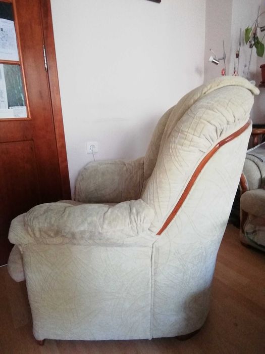 Фотьойл с бежова дамаска