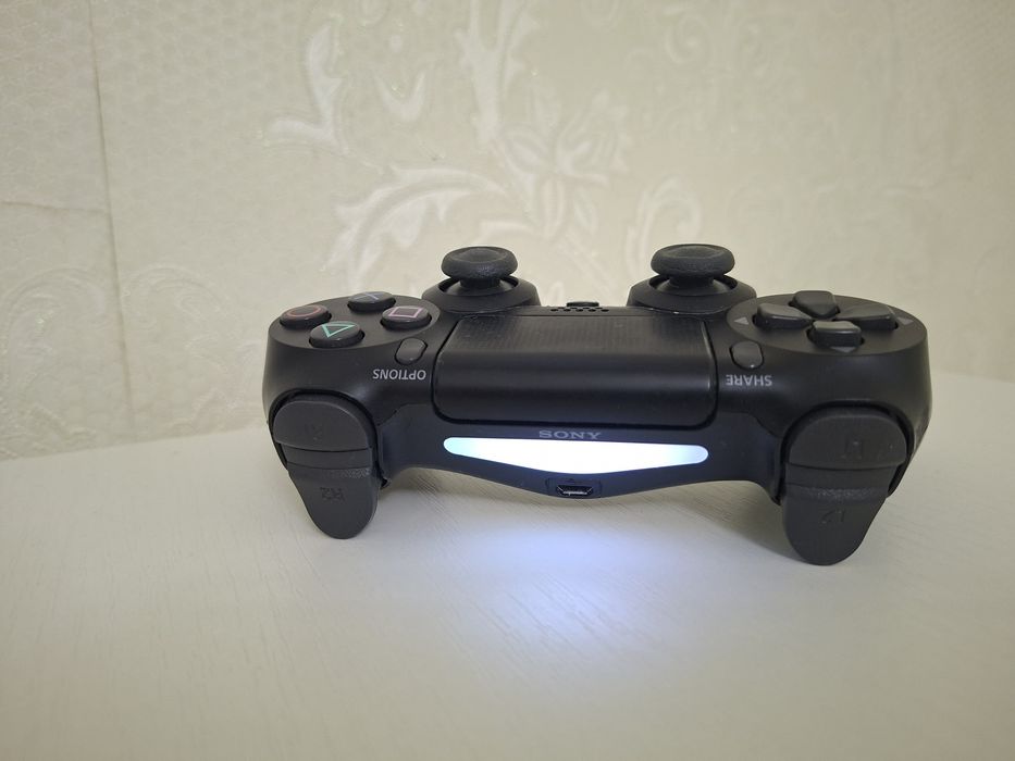 Диски и джойстик PlayStation 4
