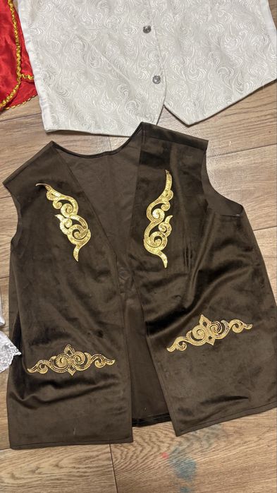 Продам пакет с костюмами для мальчика