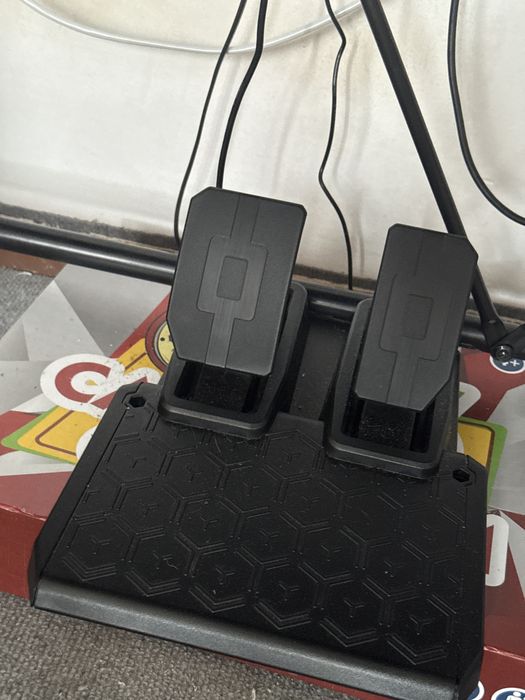 Thrustmaster t128 с педали и скоростен лост гаранция 2 години още