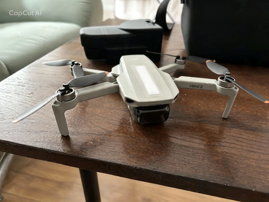 Vând DJI Mini 2, în stare impecabilă, foarte puțin folosită și păstrată cu grijă.