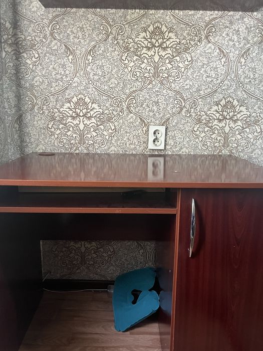 Продам стол с полками в комплекте